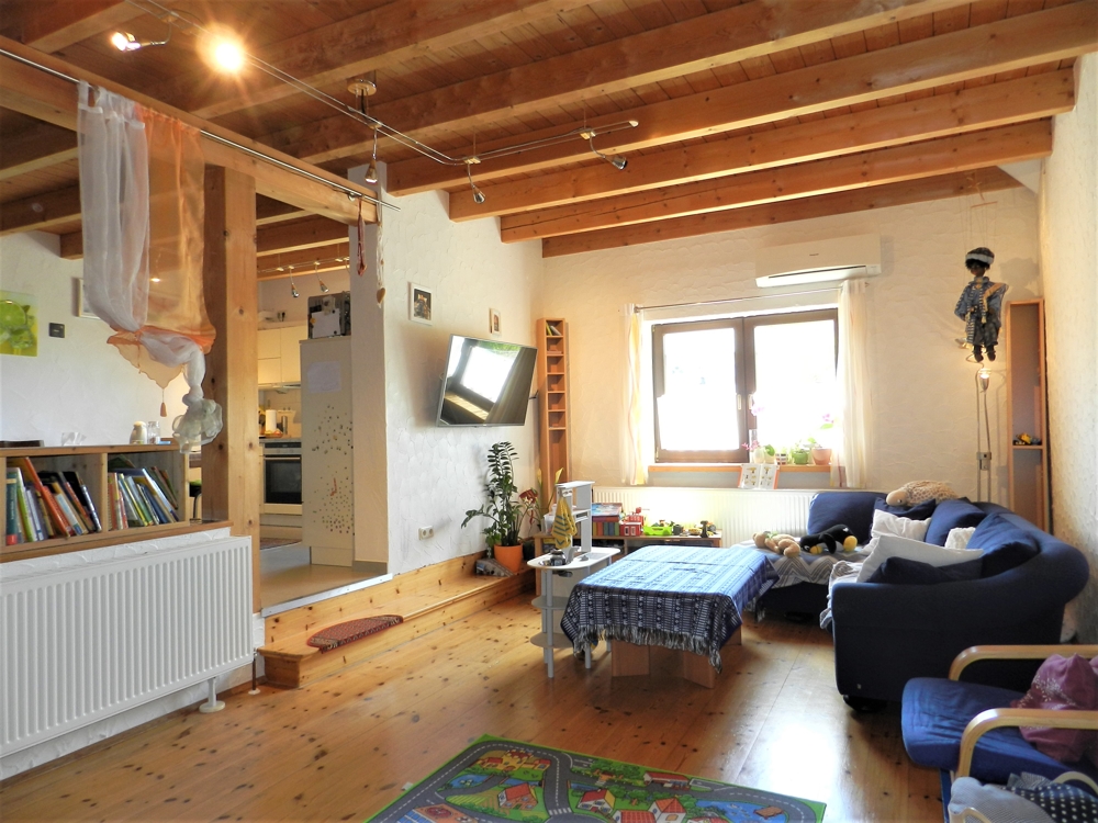 Zweifamilienhaus: Leben auf dem Land mit Garten und Garage im ehem