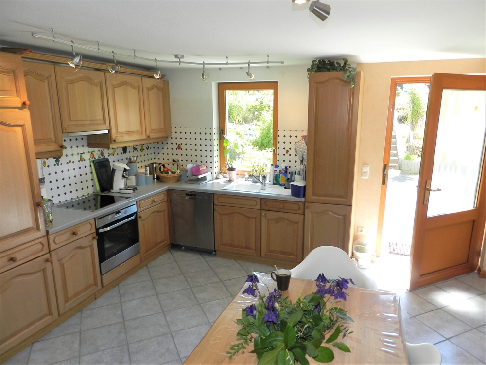 Zweifamilienhaus: Leben auf dem Land mit Garten und Garage im ehem